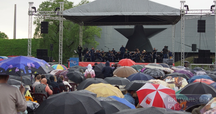 Оркестр ВВС США дал концерт у стен Брестской крепости