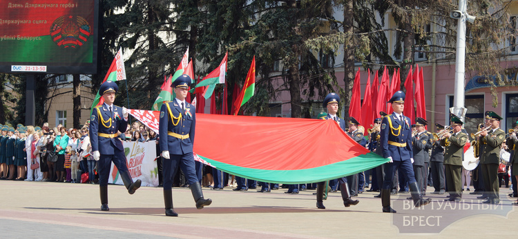 День герба и флага отпраздновали в Бресте масштабным представлением на пл. Ленина