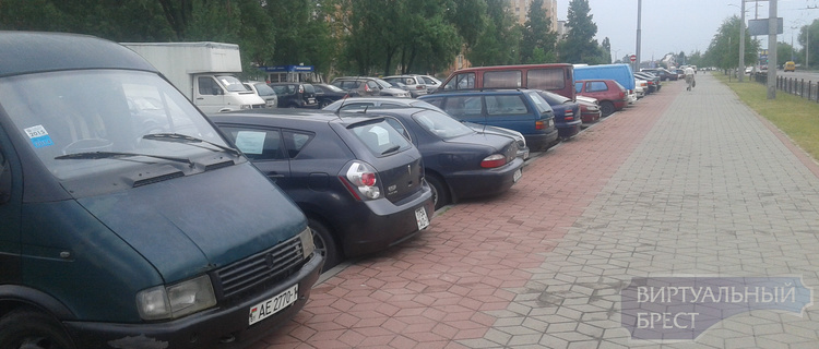 Парковки у магазинов в Бресте превращаются в мини-авторынки