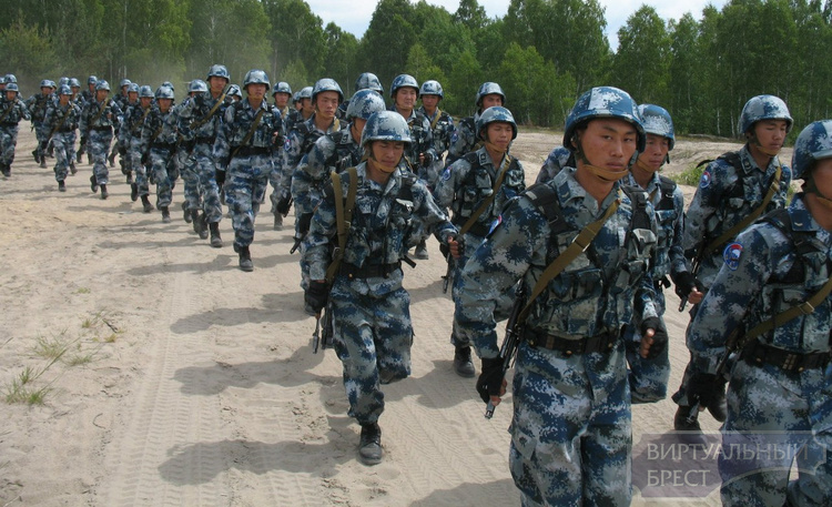 Китайские солдаты участвуют в учениях полигоне под Брестом