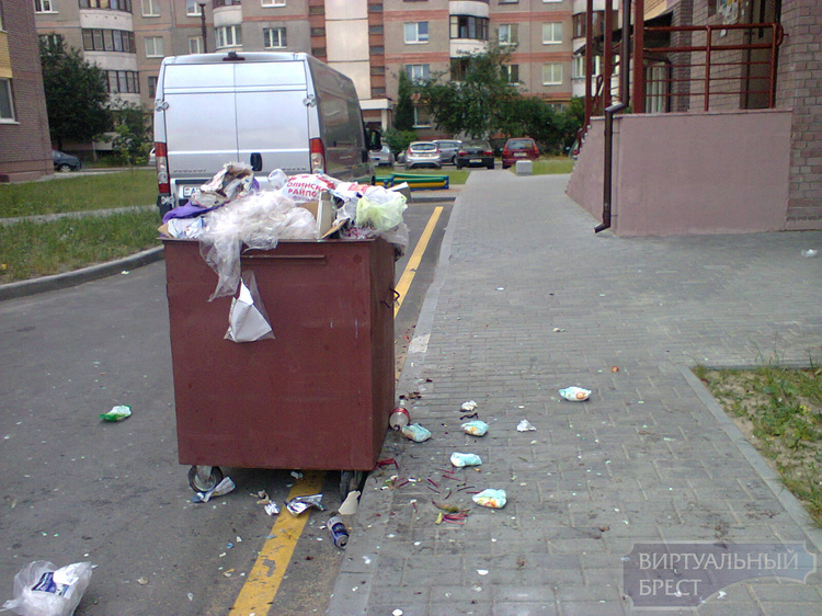 Брестчане выбрасывают мусор из квартир прямо под подъезд