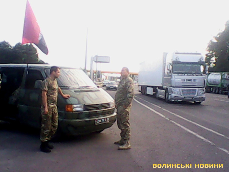 "Правый сектор" установил блокпосты на границе у перехода Доманово (Мокраны)