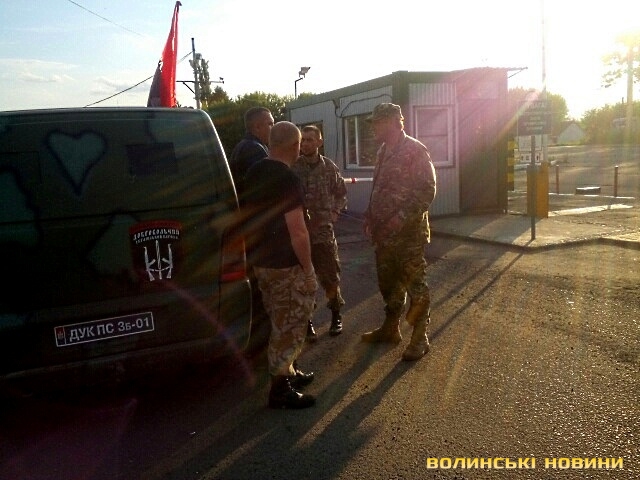 "Правый сектор" установил блокпосты на границе у перехода Доманово (Мокраны)