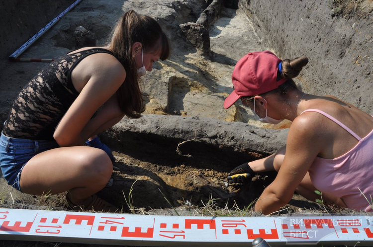 13 захоронений раскопали археологи в Брестской крепости