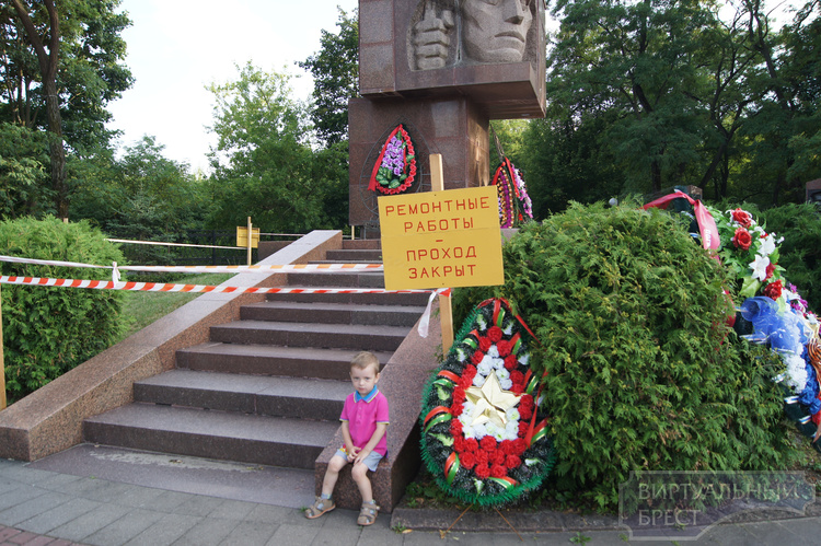 Памятник "Стражам границ" закрыли на ремонтные работы