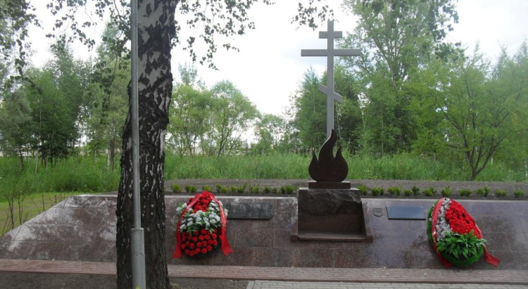 Представители профсоюзов возложили цветы к братской могиле лагеря-госпиталя "Ревир"