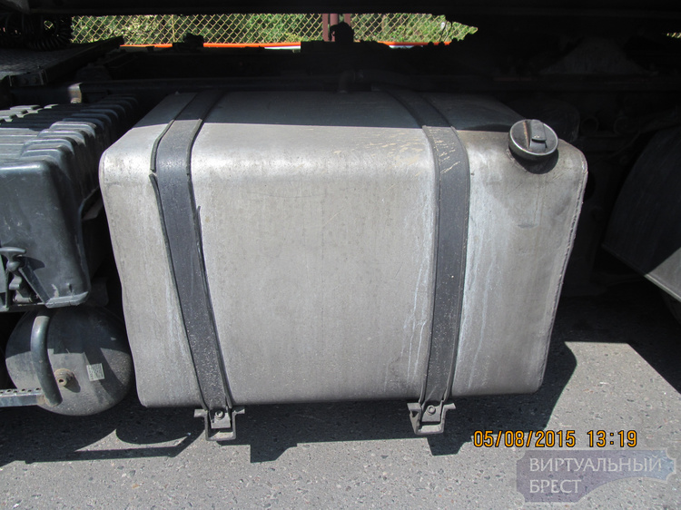 Сотрудники таможенного поста «Пинск» изъяли тягач с топливным баком-тайником