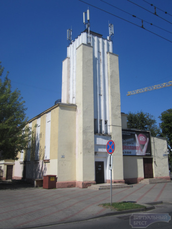Здание с башенками возле железнодорожного вокзала «Брест-Центральный» ждет спасения