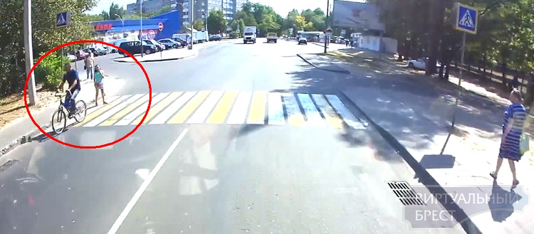 Велосипедист, двигаясь по проезжей части, едва не сбил девочку на переходе