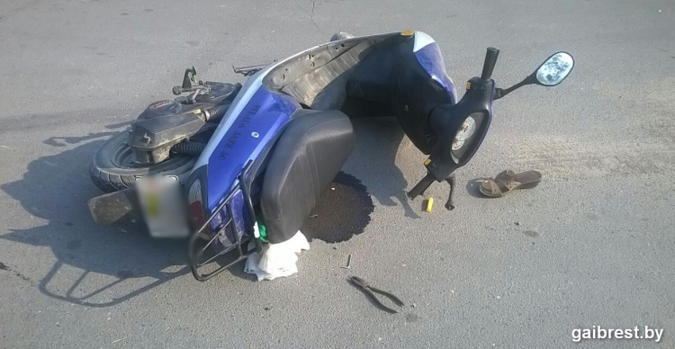 56-летняя бесправница без мотошлема пострадала в ДТП на скутере