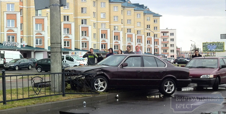 На Суворова ДТП: BMW въехал в опору, через ограждение