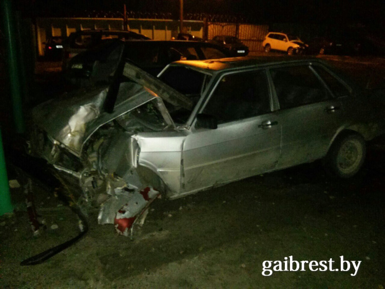 В Кобрине пьяный бесправник не справился с управлением, пострадал пассажир