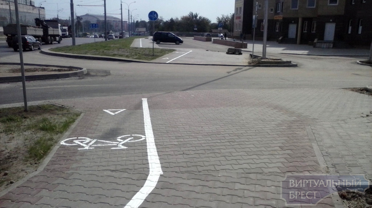 На Пионерской по тротуарам отрисовали велосипедные дорожки
