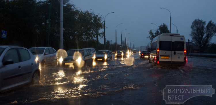 Сильный дождь в Бресте, многие улицы оказались подтоплены