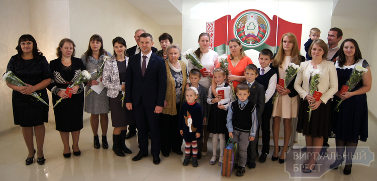 Ордена матери получили десять многодетных мам в Московском районе Бреста