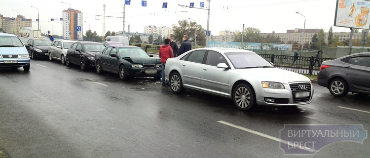 Шесть автомобилей столкнулись на проспекте Республики