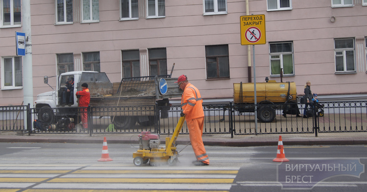 На улице Ленина, у городской больницы, закрывают пешеходный переход