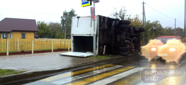 На Суворова перевернулся грузовик, ударившись о бордюр