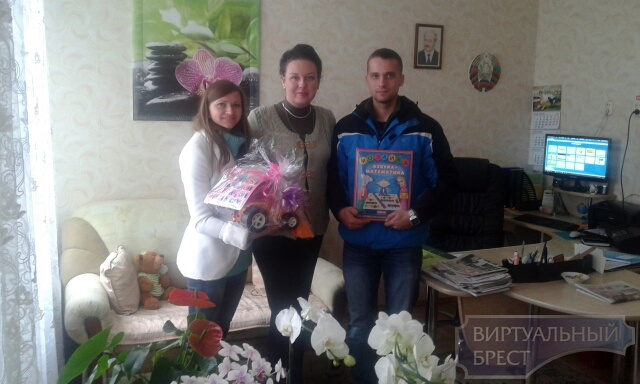 Молодожёны вместо цветов попросили гостей принести подарки для детей из детского дома