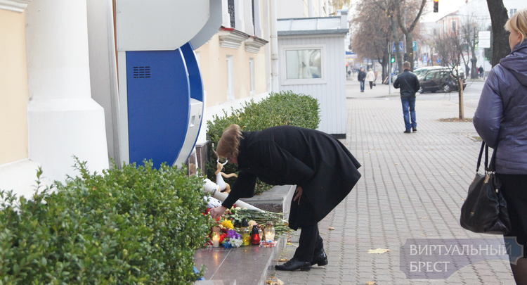 Брестчане несут цветы, игрушки и свечи к консульству России в городе Бресте