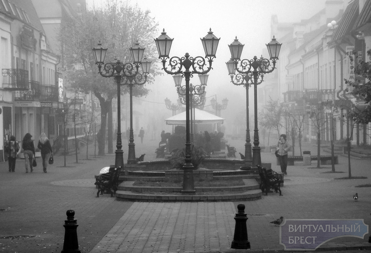 Город теряет краски... Туман "местами" накрыл весь Брест