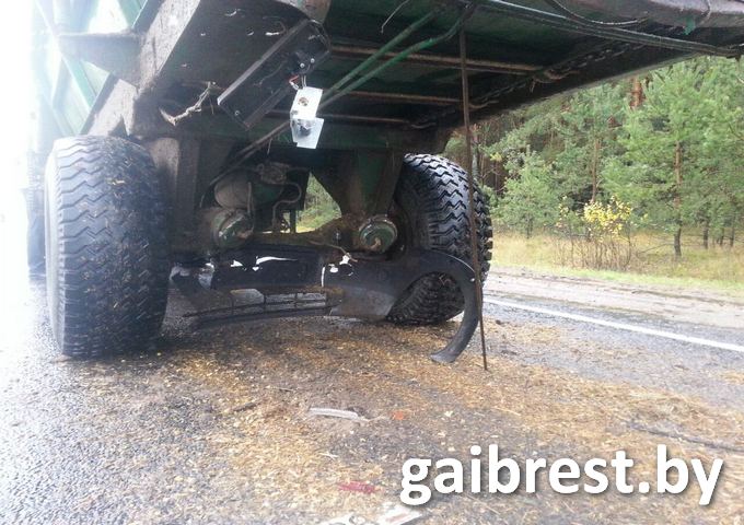 Трагедия под Малоритой: автомобиль врезался в прицеп трактора, два человека погибли