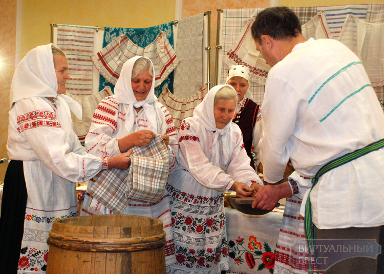 В Бресте показали народные традиции и обряды по подготовке и проведению свадеб