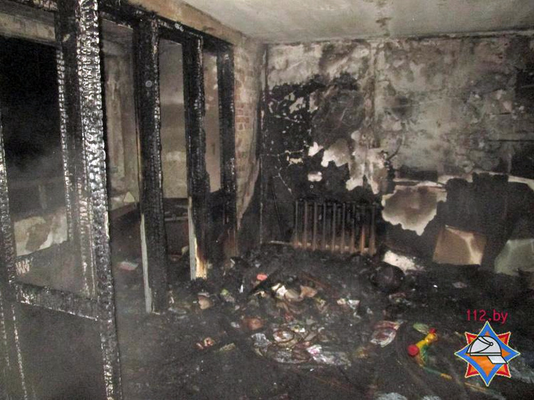 Спасатели эвакуировали из горящего дома в Пружанском районе 42 человека