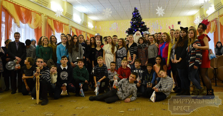 Студенты БрГТУ устроили новогодний праздник воспитанникам Дывинского детского дома