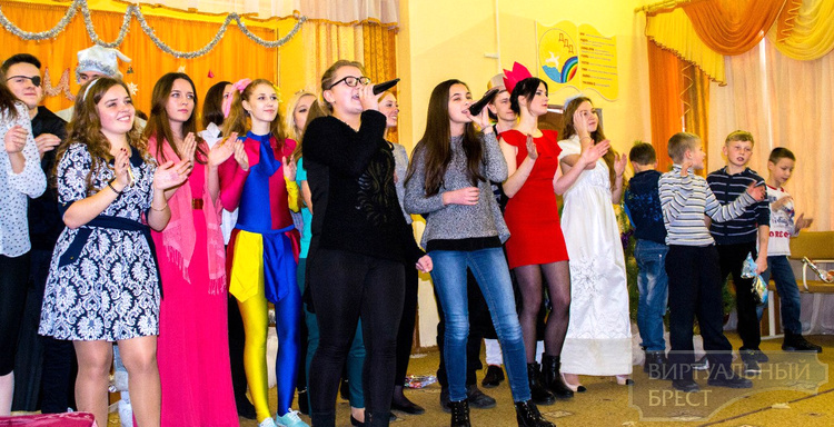 Студенты БрГТУ устроили новогодний праздник воспитанникам Дывинского детского дома