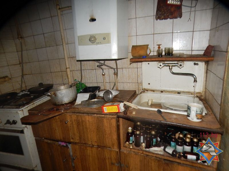 В Барановичах работники МЧС спасли четырёх человек из горящей квартиры