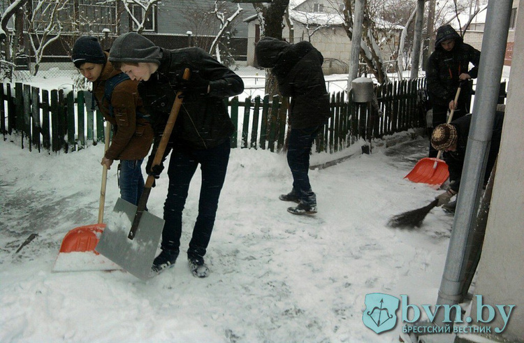 Молодежь г.Бреста активно включилась в работу по уборке снега