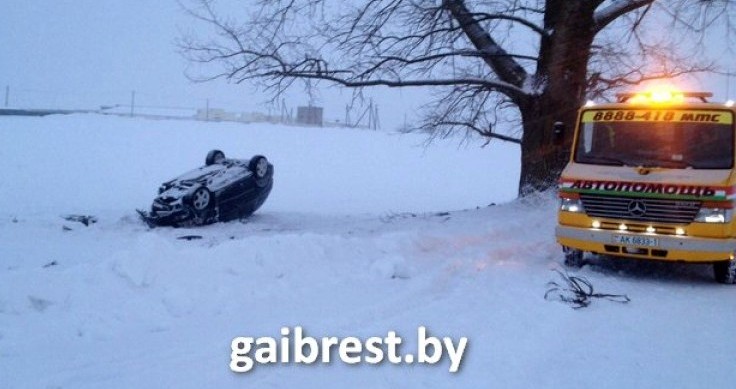 Суровое зимнее ДТП: «Мерседес» перевернулся на трассе, водителя спас ремень безопасности