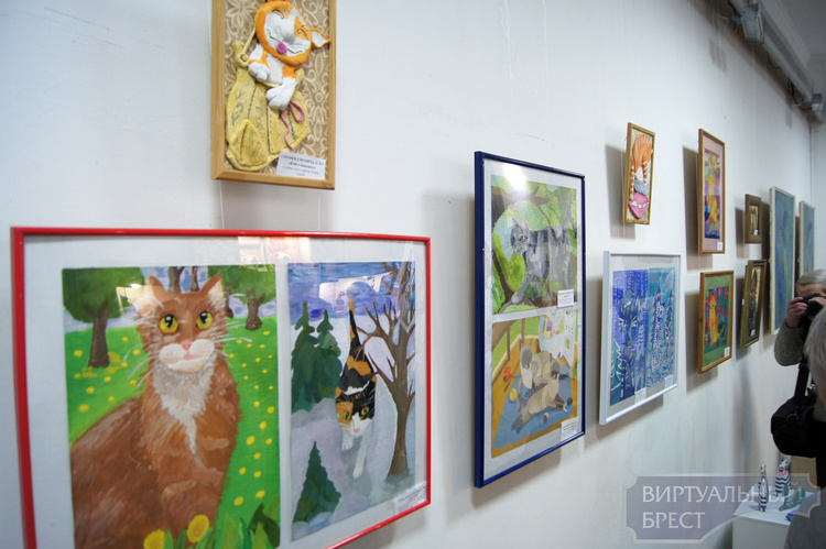 1 марта в Бресте открылась выставка «Влюбленные коты»