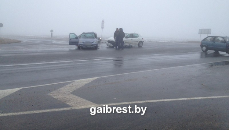 На автодороге Р-4 «Барановичи-Ляховичи» столкнулись автомобили Ford и Peugeot