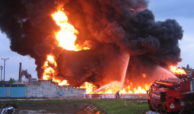 История: как в 2008 году от удара молнии загорелась нефтебаза