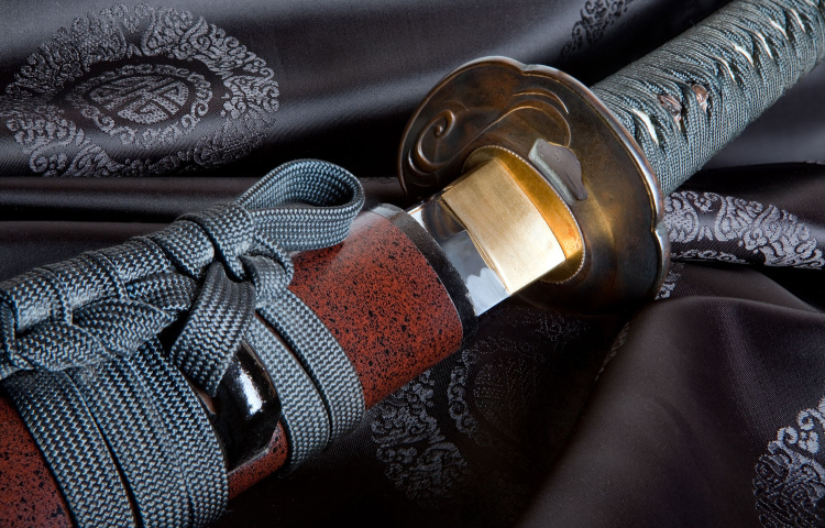 Житель Пружан при помощи напильника смастерил дома самурайский меч