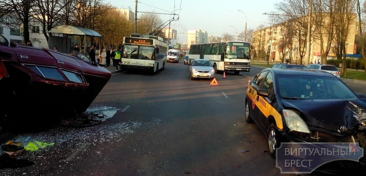 Автомобиль «Москвич» выехал на Я.Купалы и перевернулся из-за столкновения с такси