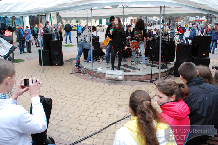 На музыкальной площадке в Бресте открыли сезон благотворительным концертом