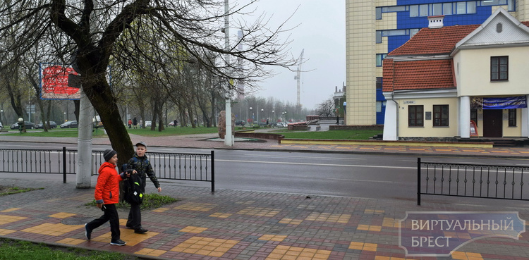 Дыра в заборе по улице Ленина – ловушка для пешеходов