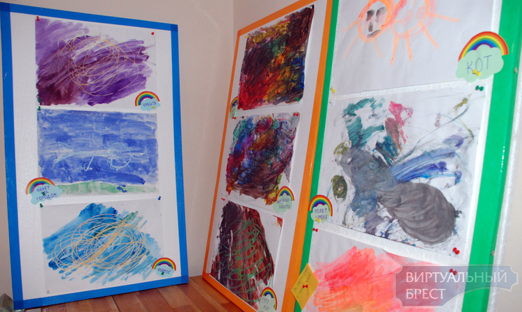 Открылась выставка «Дождик рисует радугу» 8-летнего художника-аутиста