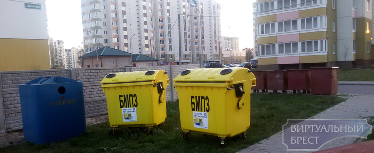 Жители жалуются, что количество контейнеров для мусора у их дома слишком... большое!