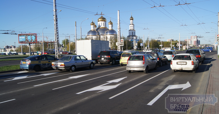Ещё один перекрёсток "заузили" и добавили одну полосу - по Московской с пр. Республики