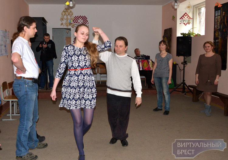 Этнохореограф Сергей Выскаварк дал мастер-класс по старинным белорусским танцам
