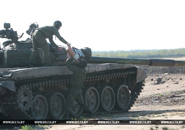 Зрелищный танковый биатлон прошёл на полигоне Доманово