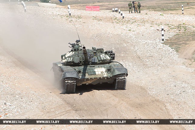 Зрелищный танковый биатлон прошёл на полигоне Доманово