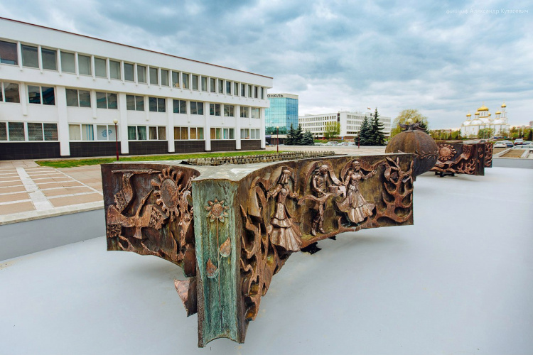 У ДК Профсоюзов установили на место скульптурную композицию