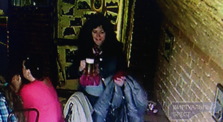 Женщина подозревается в краже планшета из кафе крепости