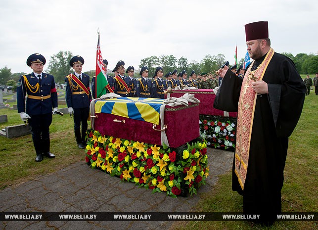 Погибших при освобождении Беларуси летчиков захоронили в Бресте на гарнизонном кладбище