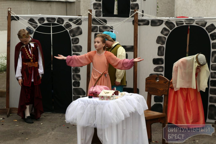 Уличный спектакль «Ослиные уши» покажут на «Берестейской маёвке»